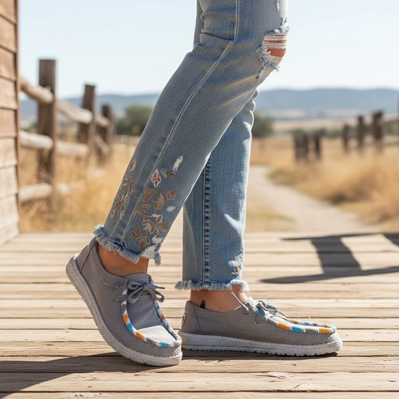 NEW IN BOX - WENDY HEY DUDE - HAND BEADED - SZ 7 - Picture 4 of 15